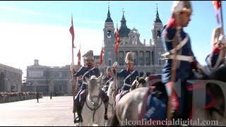 El relevo de la Guardia Real visto desde dentro [upl. by Naeruat635]