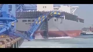 Milano Bridge containership cleans up the gantry crane and Seaspan containership at Busan Port [upl. by Emorej30]