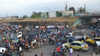 Cameroun  un policier « médecin des embouteillages » à Douala [upl. by Dnalro]